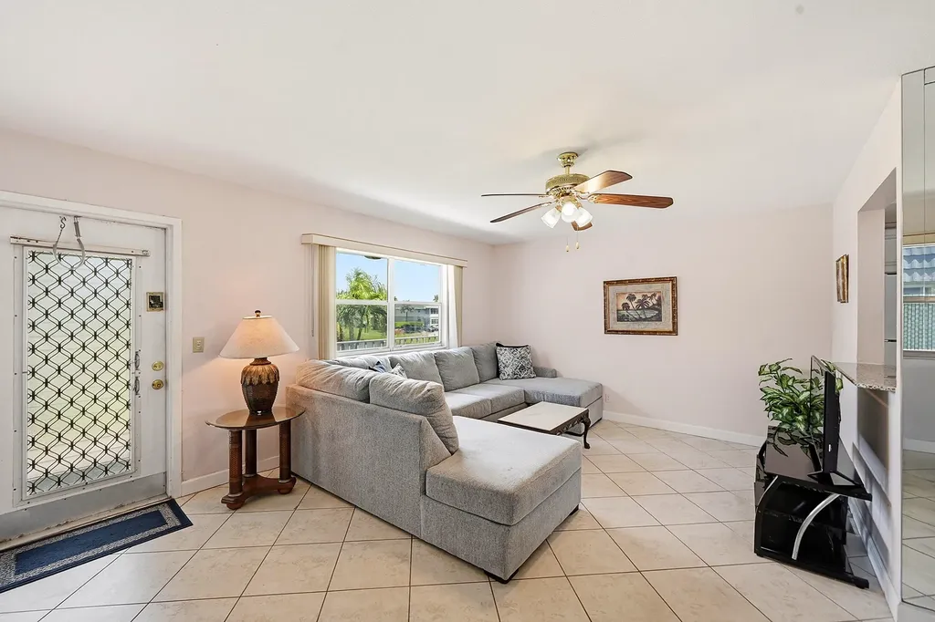 383 Saxony Trail Delray Beach FL 33446