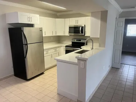 450 W Palm Circle Circle W Pembroke Pines FL 33025