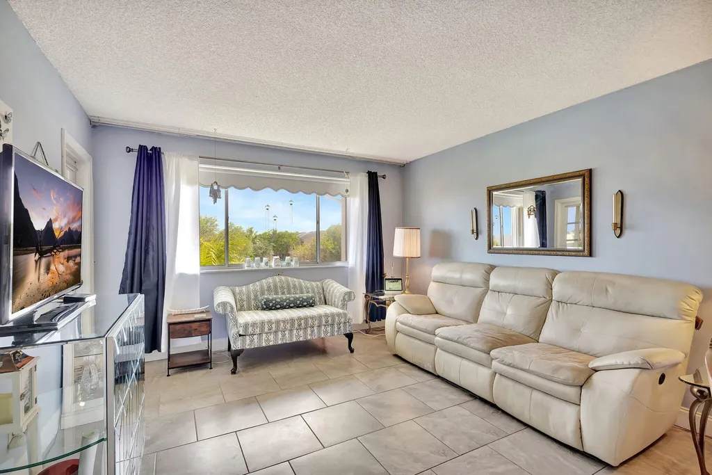 2812 Garden Drive S Lake Worth FL 33461