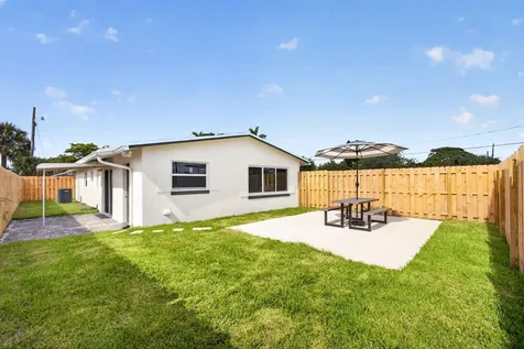 665 W 7th Street Riviera Beach FL 33404