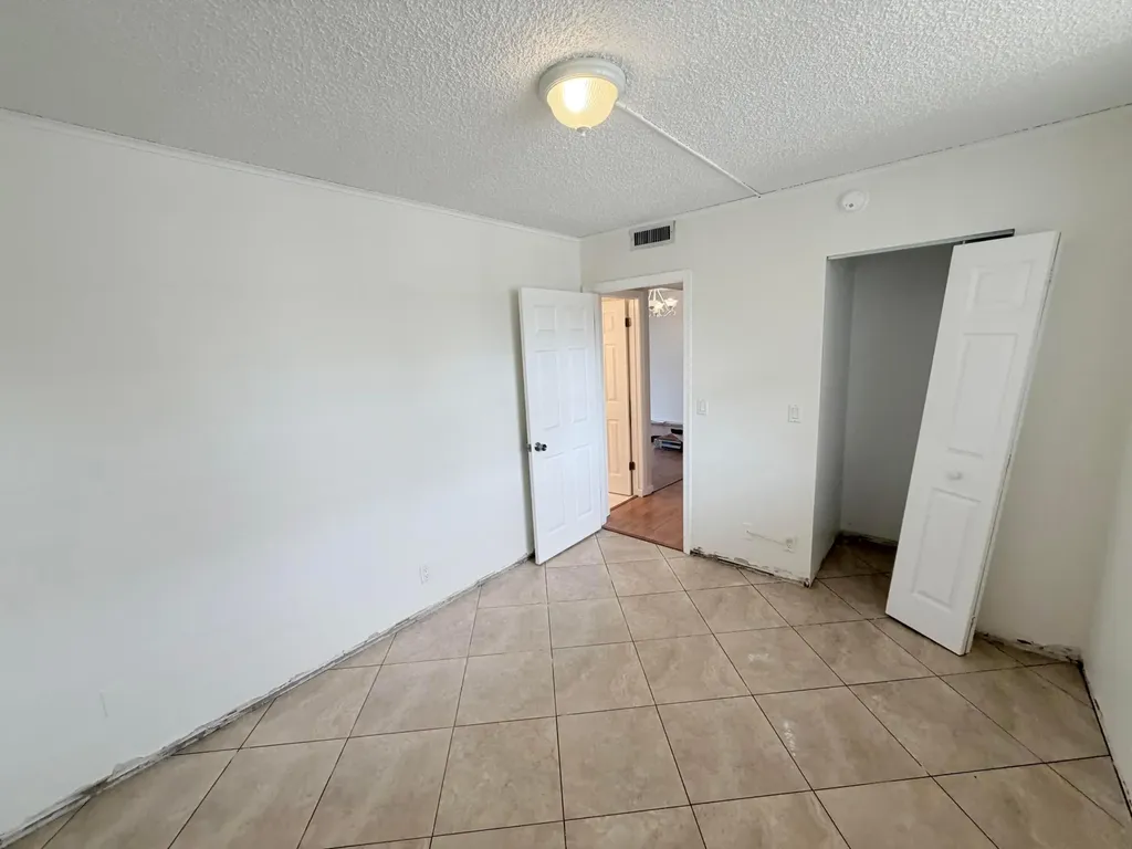 9230 Lagoon Place Davie FL 33324