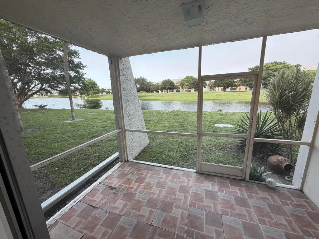 9230 Lagoon Place Davie FL 33324