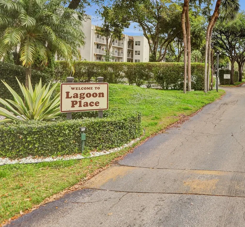 9230 Lagoon Place Davie FL 33324