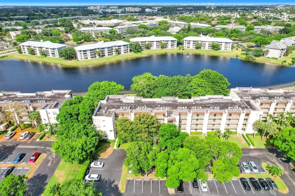 9230 Lagoon Place Davie FL 33324
