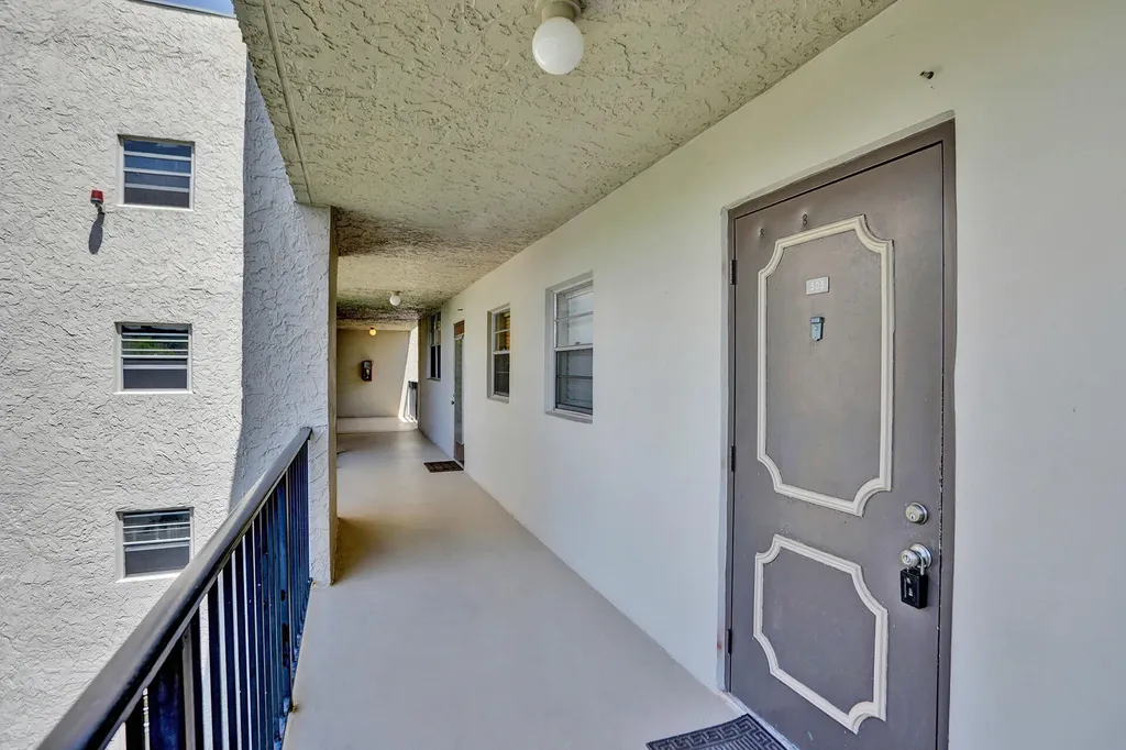 9230 Lagoon Place Davie FL 33324