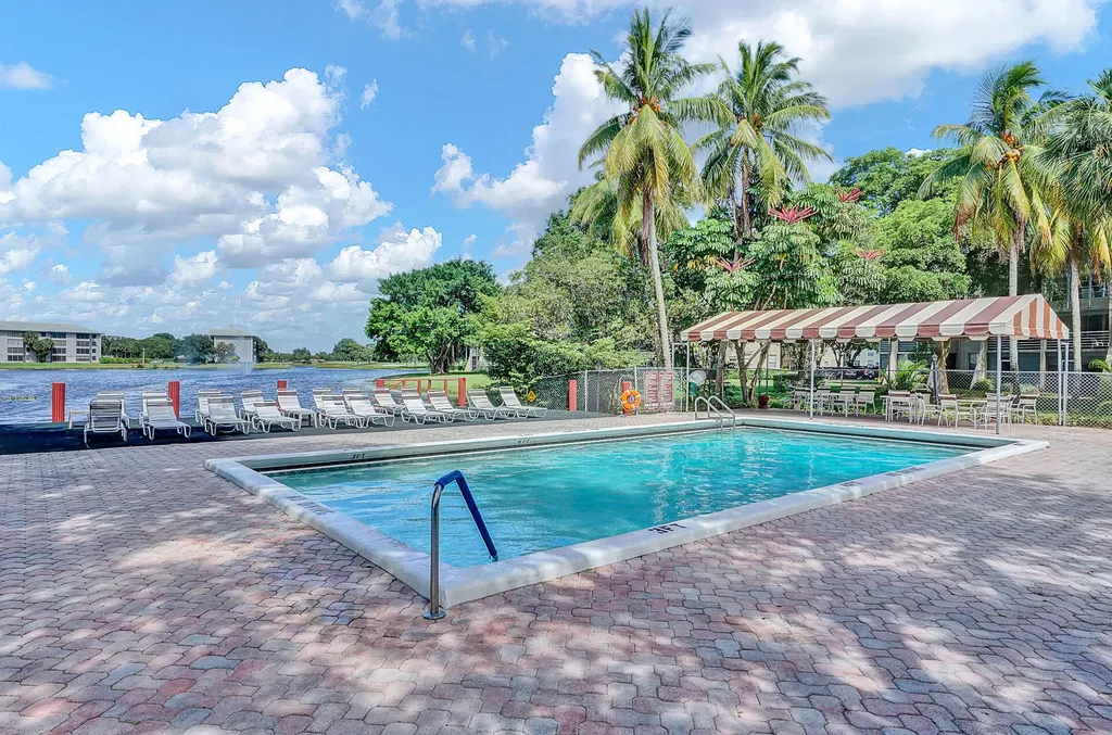 9230 Lagoon Place Davie FL 33324