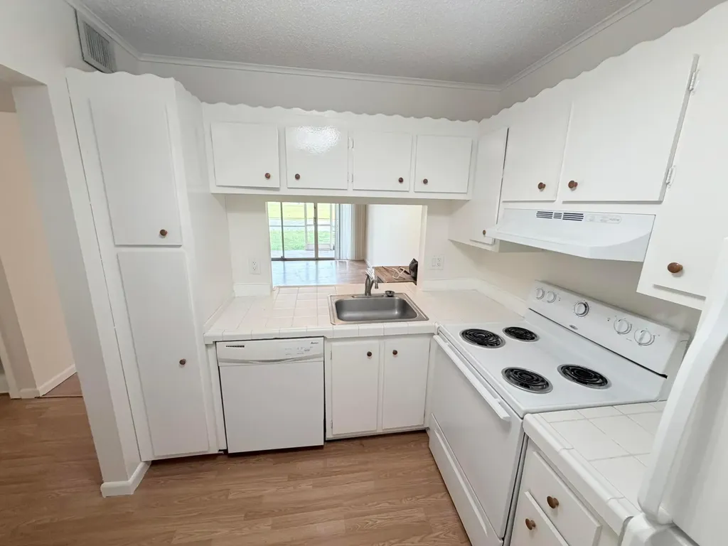 9230 Lagoon Place Davie FL 33324