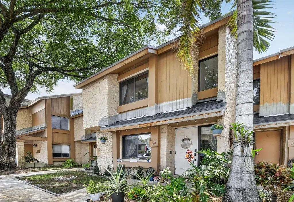 124 Wimbledon Lake Drive Plantation FL 33324