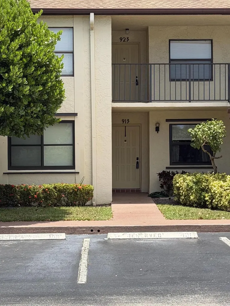 7879 Willow Spring Circle Lake Worth FL 33467