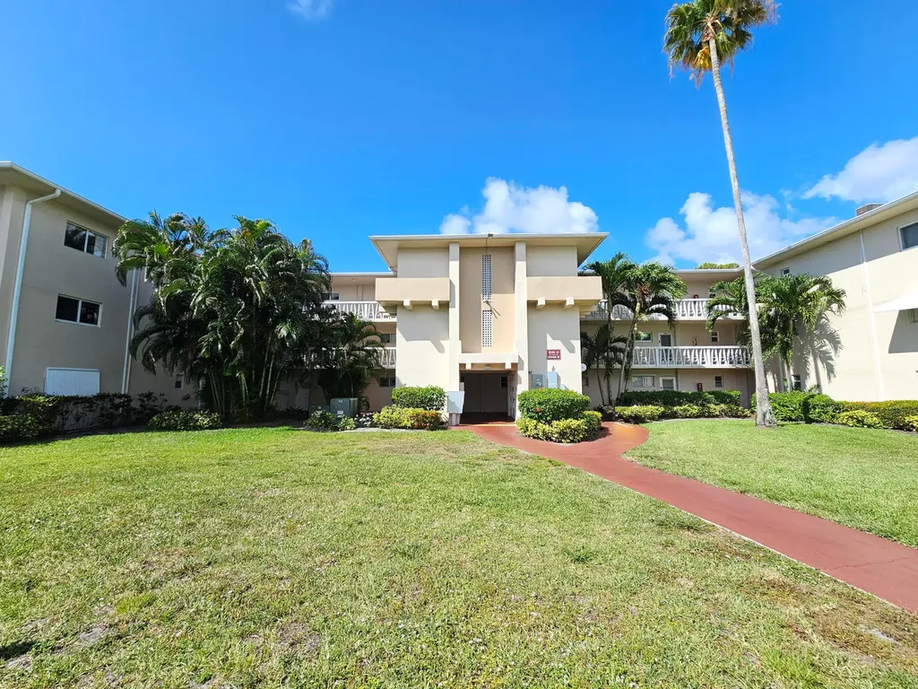 2562 Garden Drive N Lake Worth Beach FL 33461
