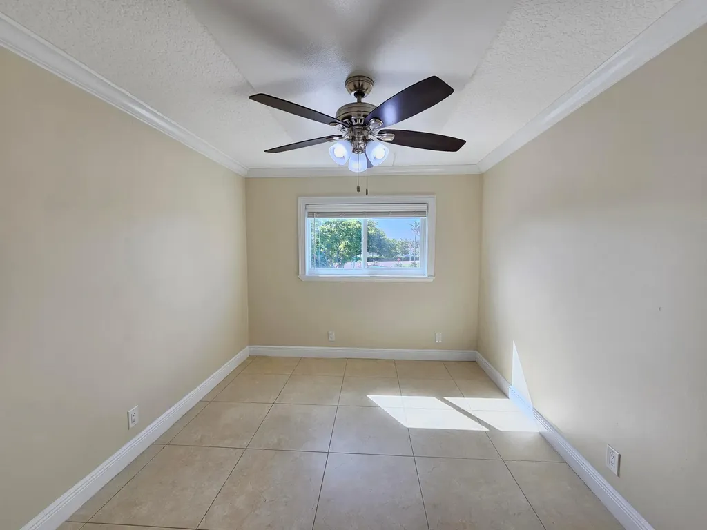 2562 Garden Drive N Lake Worth Beach FL 33461