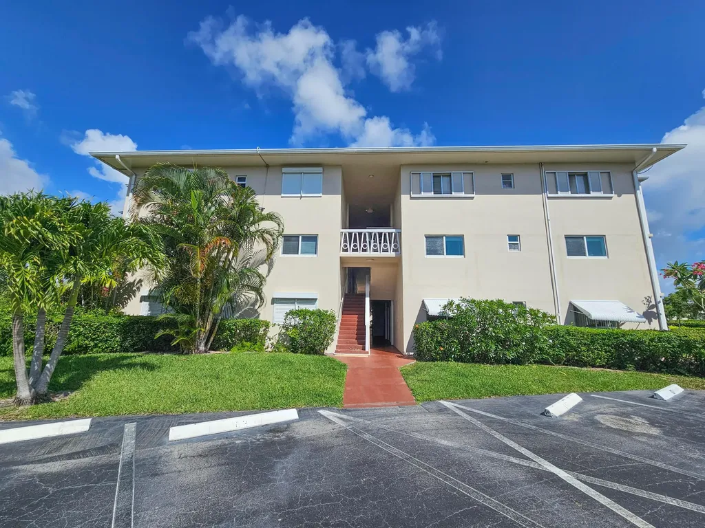 2562 Garden Drive N Lake Worth Beach FL 33461