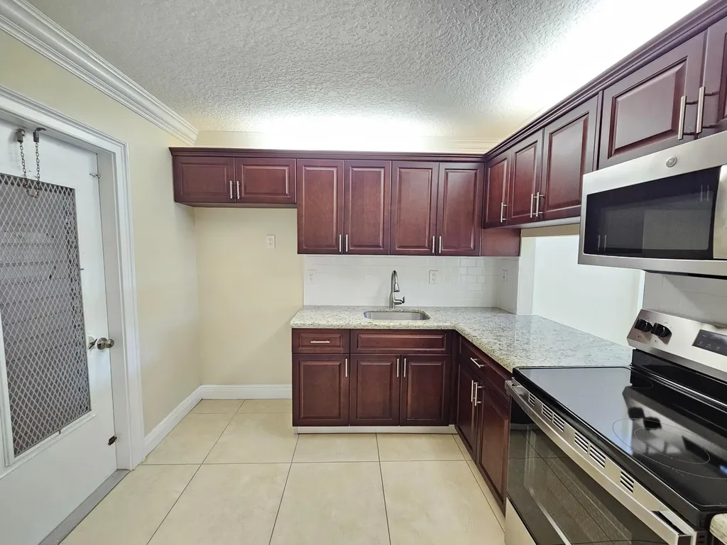 2562 Garden Drive N Lake Worth Beach FL 33461