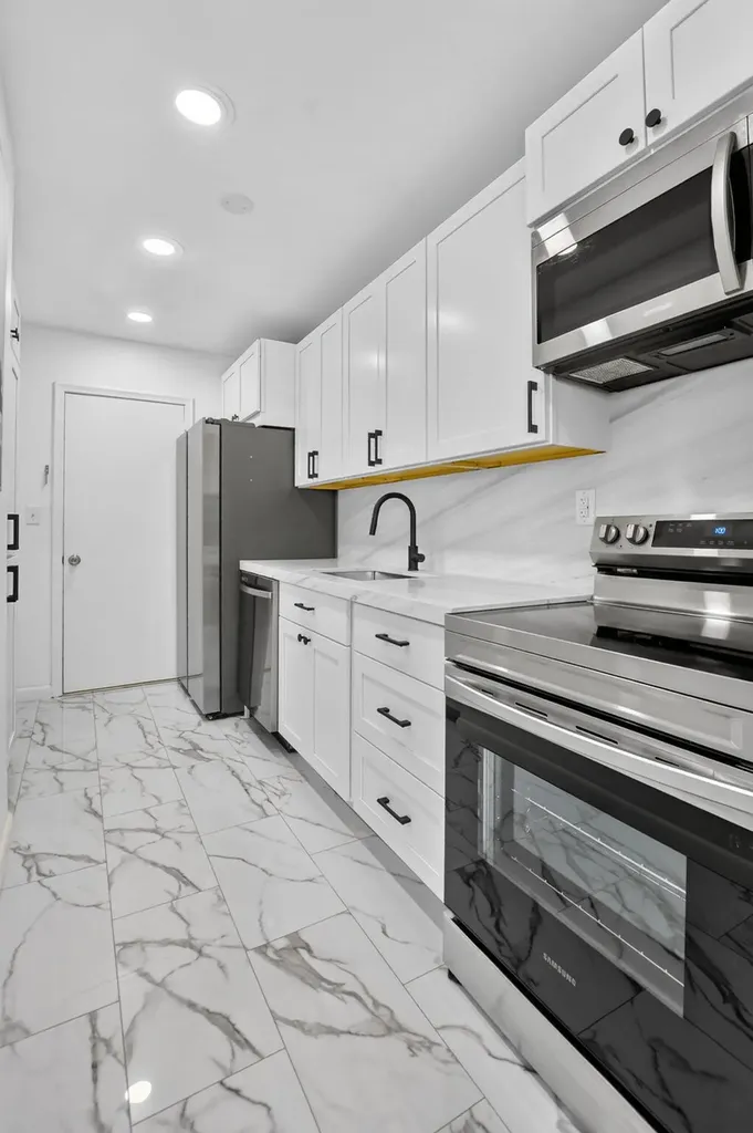 298 SW 6th Street Boca Raton FL 33432