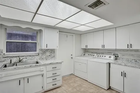 4240 NW 21st Avenue Oakland Park FL 33309