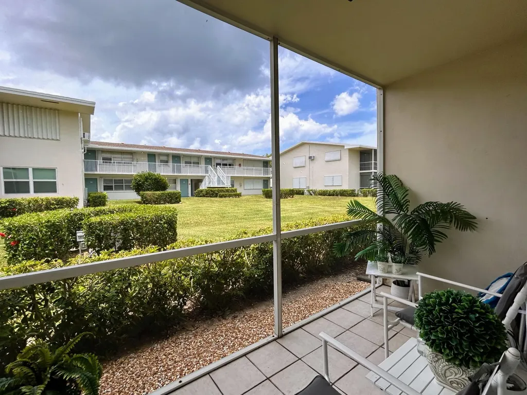 320 Horizons Boynton Beach FL 33435