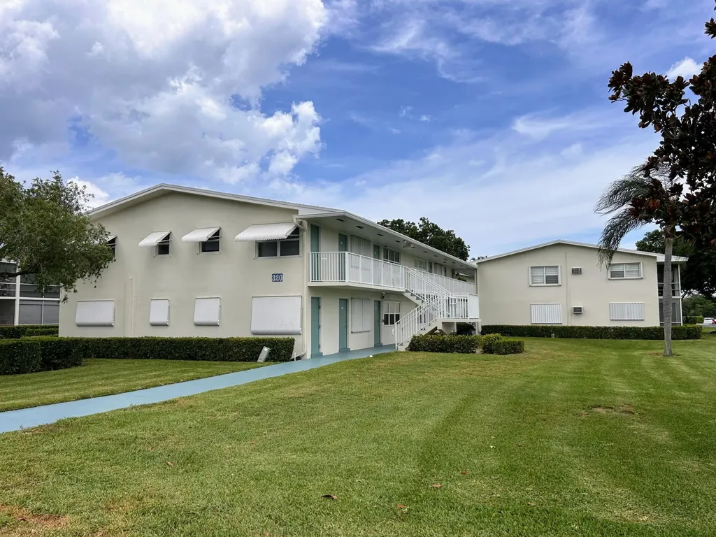 320 Horizons Boynton Beach FL 33435