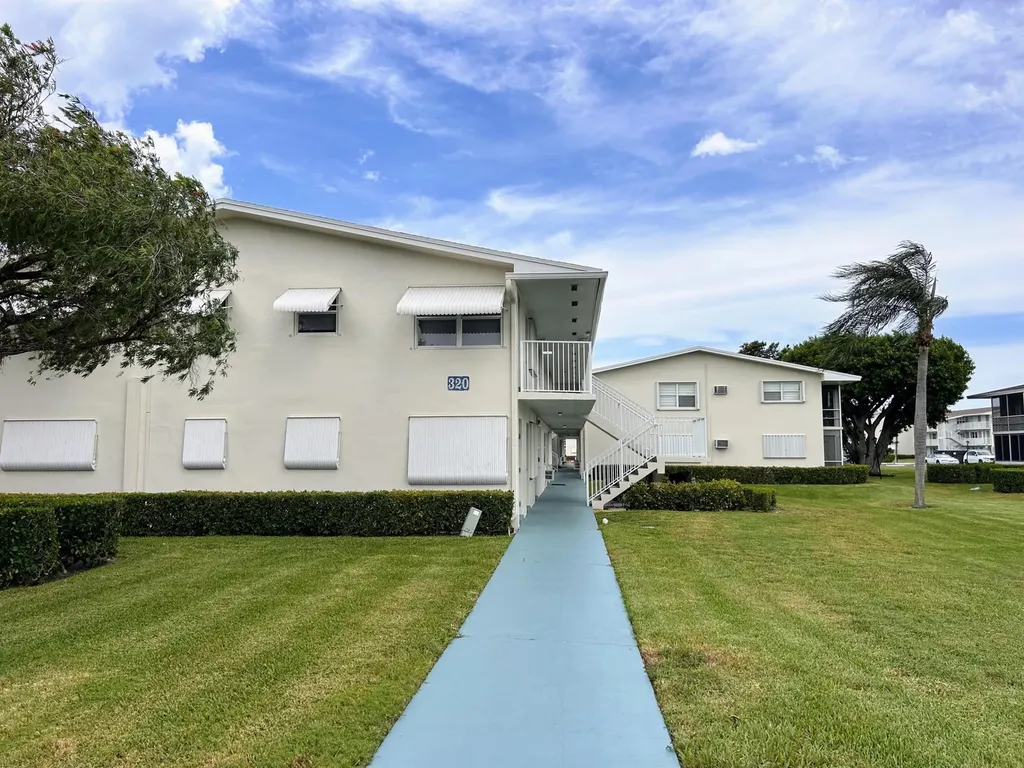 320 Horizons Boynton Beach FL 33435