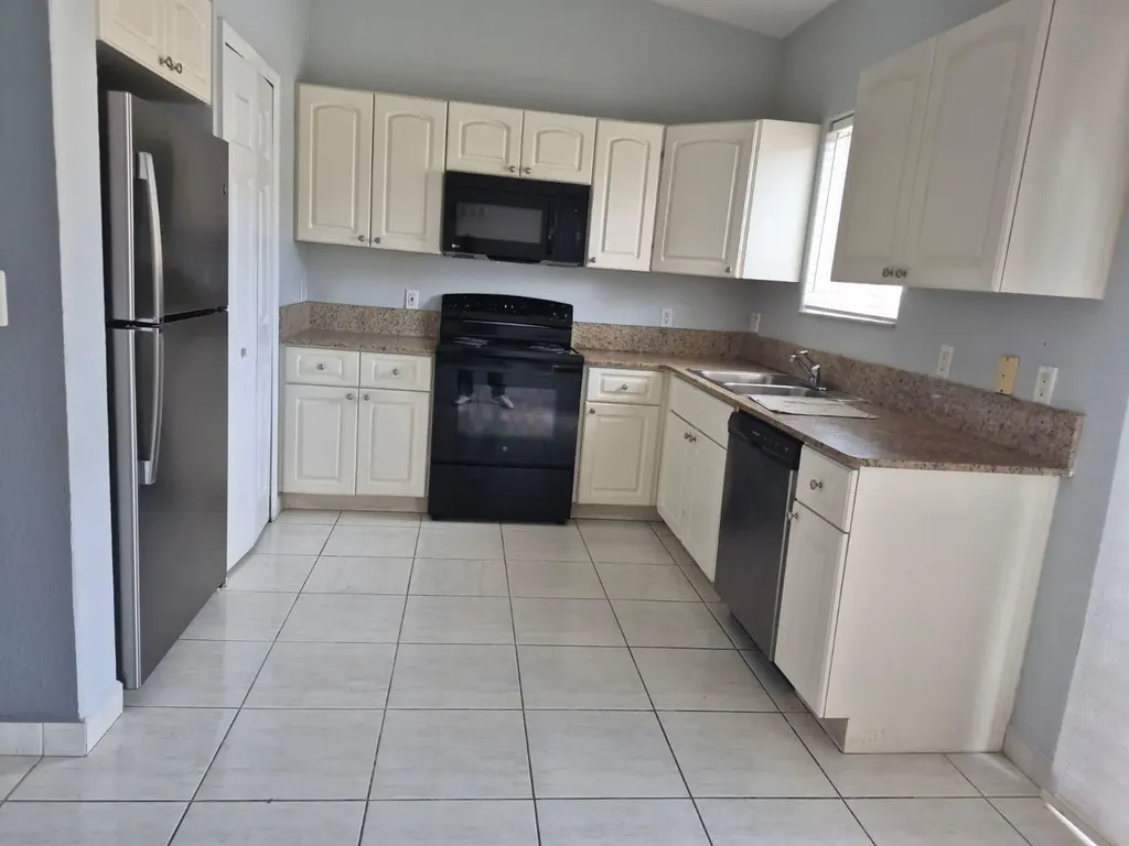 7211 NW 174th Terrace Hialeah FL 33015