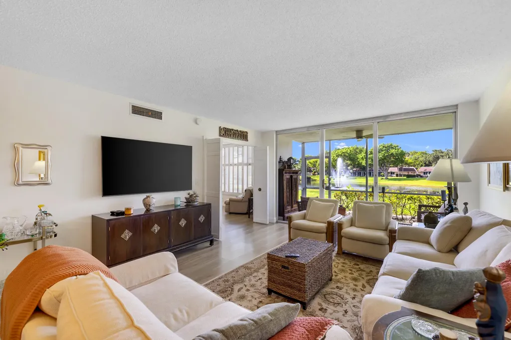 3621 Oaks Clubhouse Drive Pompano Beach FL 33069