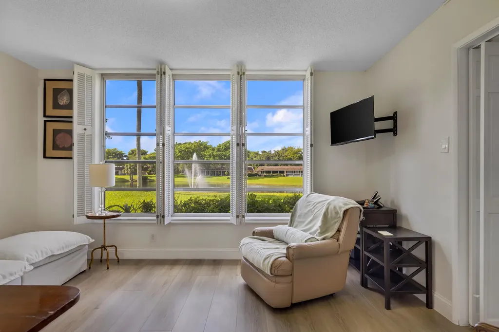 3621 Oaks Clubhouse Drive Pompano Beach FL 33069
