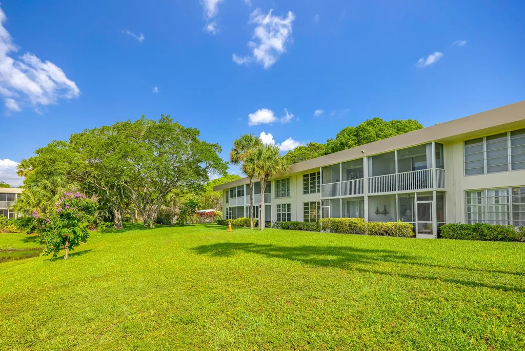 3621 Oaks Clubhouse Drive Pompano Beach FL 33069