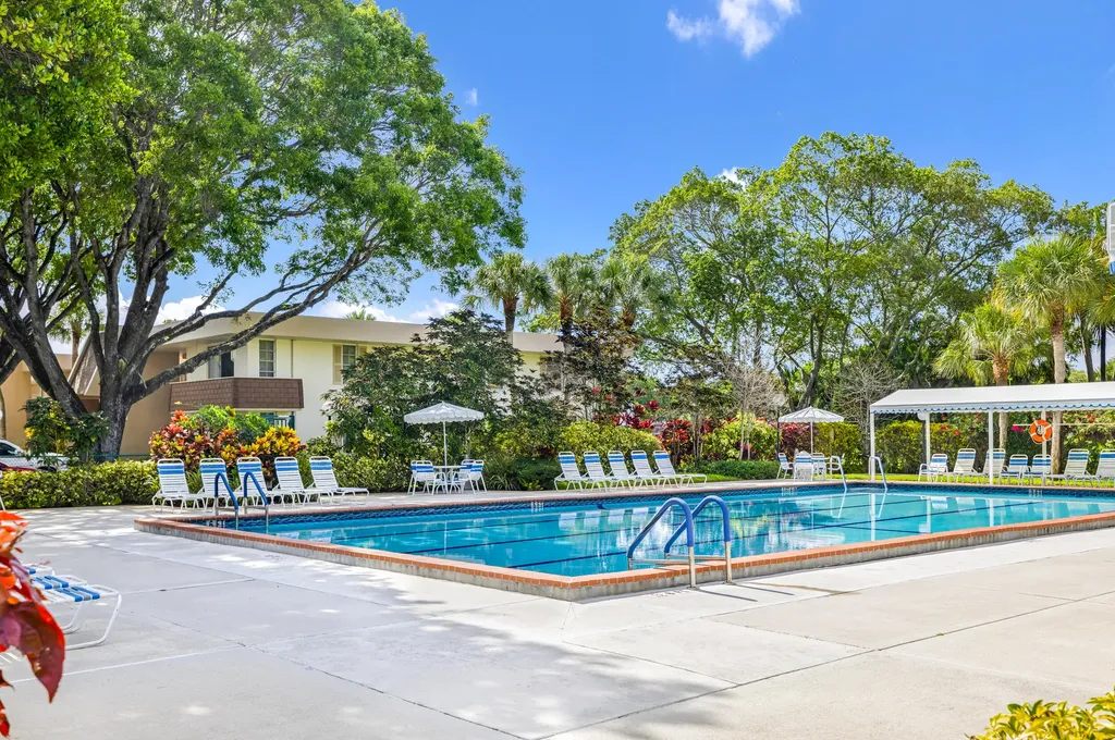 3621 Oaks Clubhouse Drive Pompano Beach FL 33069