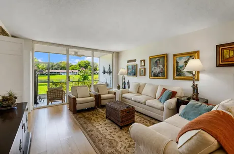 3621 Oaks Clubhouse Drive Pompano Beach FL 33069