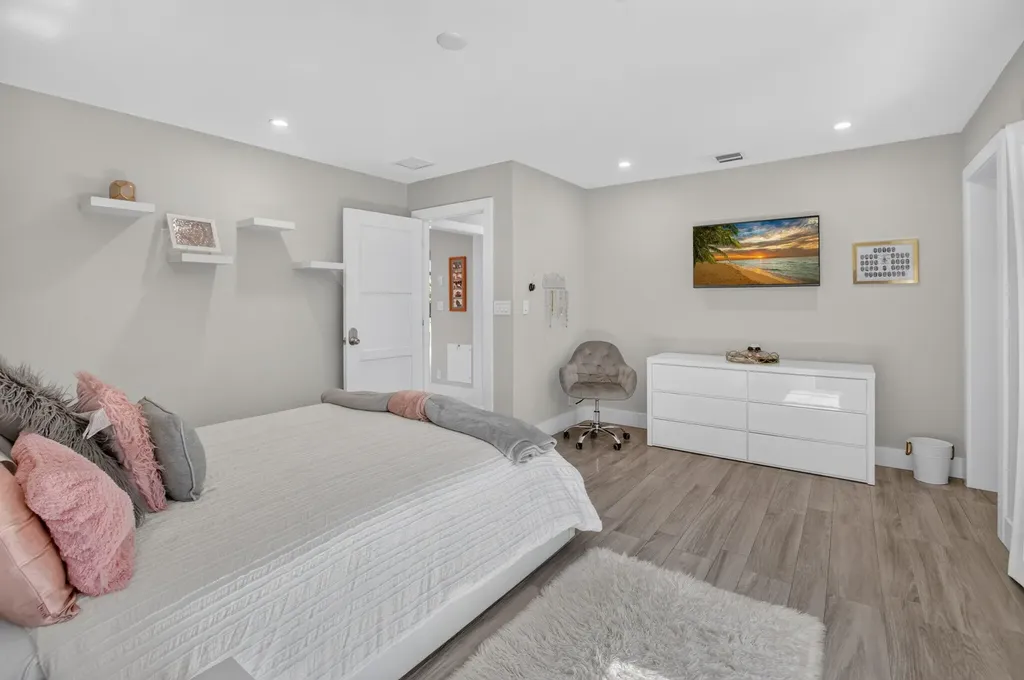 3245 St James Drive Boca Raton FL 33434