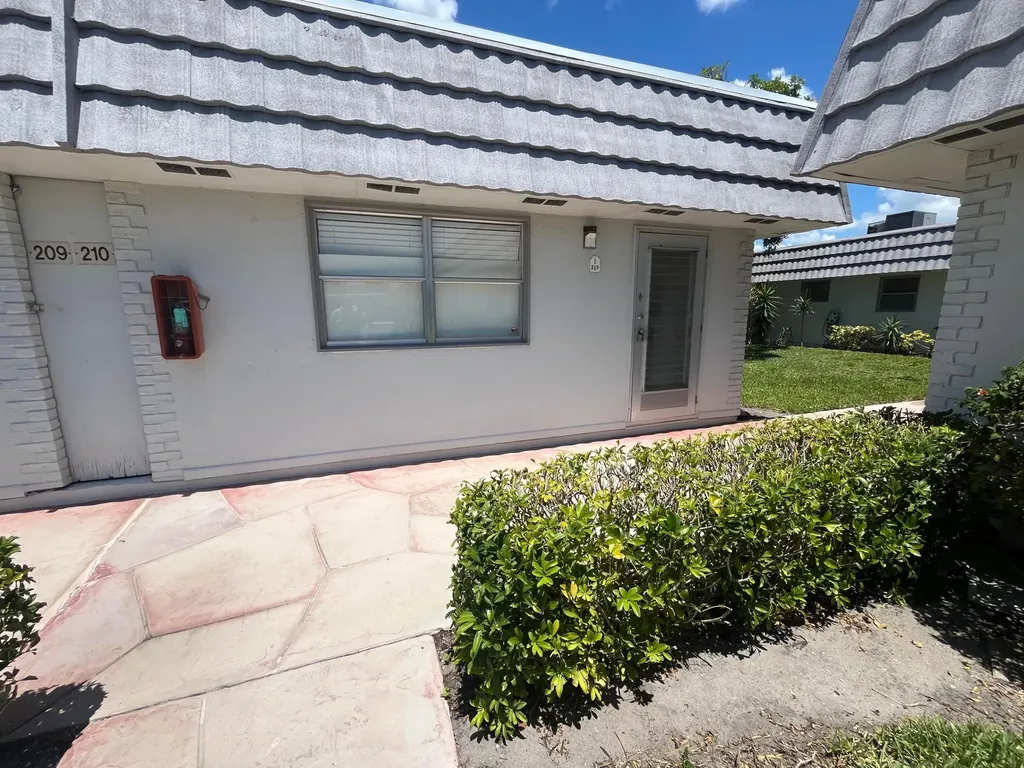 210 Valencia I Delray Beach FL 33446