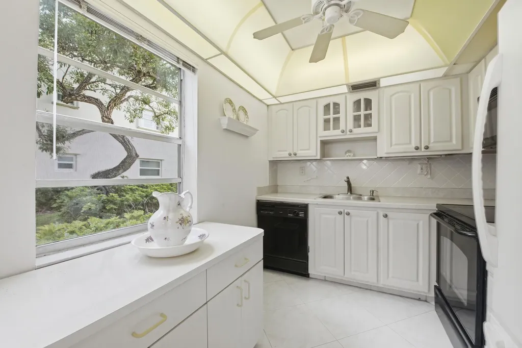 441 Burgundy J Delray Beach FL 33484