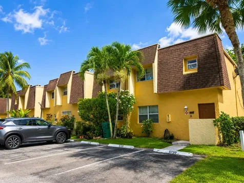 5728 5728 Blueberry Ct, Unit #38 Circle Lauderhill FL 33313