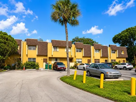 5728 5728 Blueberry Ct, Unit #38 Circle Lauderhill FL 33313