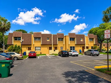 5728 5728 Blueberry Ct, Unit #38 Circle Lauderhill FL 33313