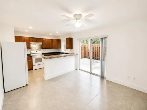 5728 5728 Blueberry Ct, Unit #38 Circle Lauderhill FL 33313