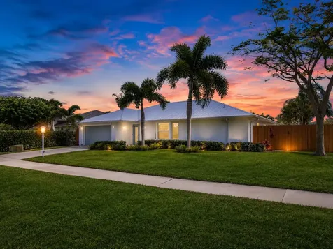 30 Chestnut Trail Tequesta FL 33469