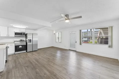 1052 Hythe C Boca Raton FL 33434