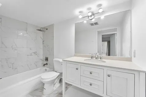 1052 Hythe C Boca Raton FL 33434