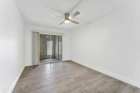 1052 Hythe C Boca Raton FL 33434