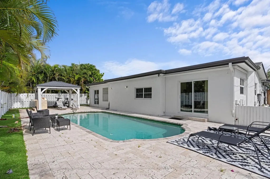 124 Oregon Lane Boca Raton FL 33487