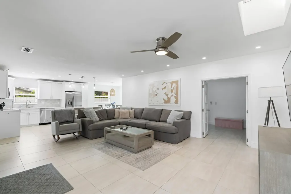 124 Oregon Lane Boca Raton FL 33487
