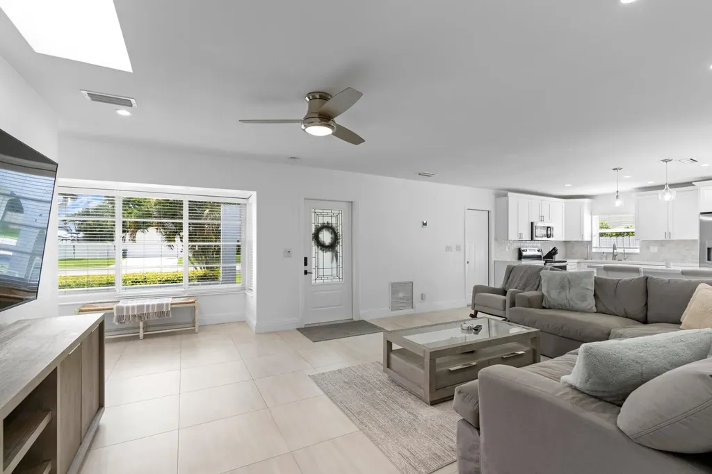 124 Oregon Lane Boca Raton FL 33487
