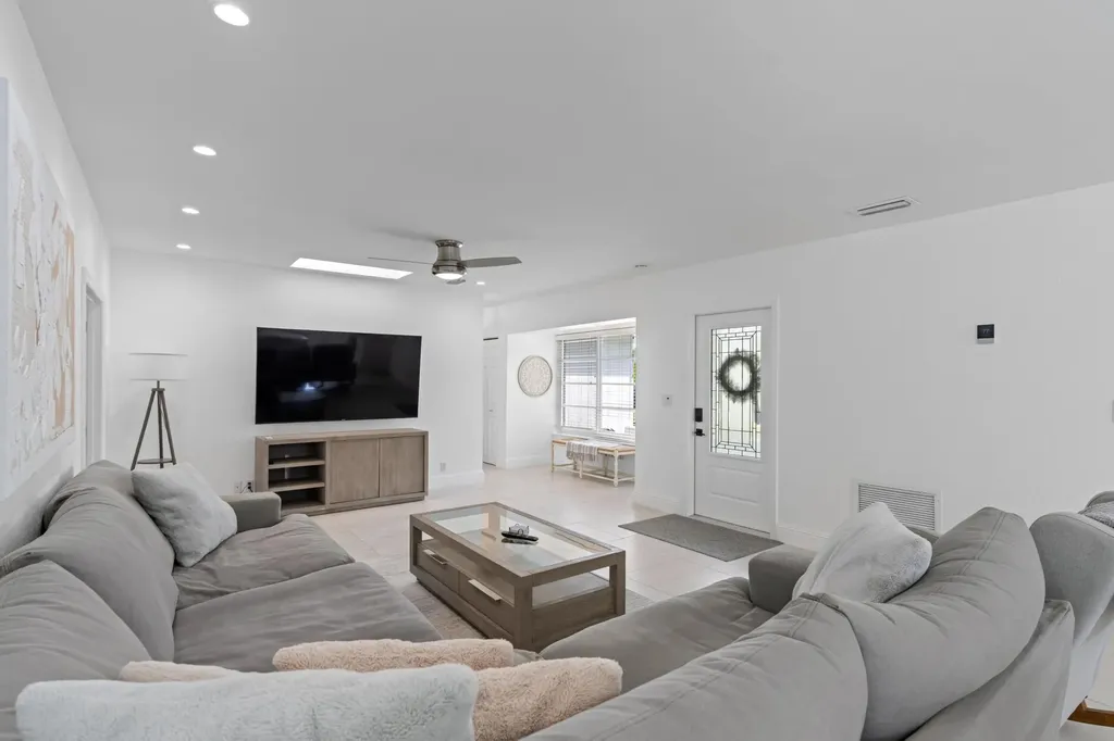 124 Oregon Lane Boca Raton FL 33487