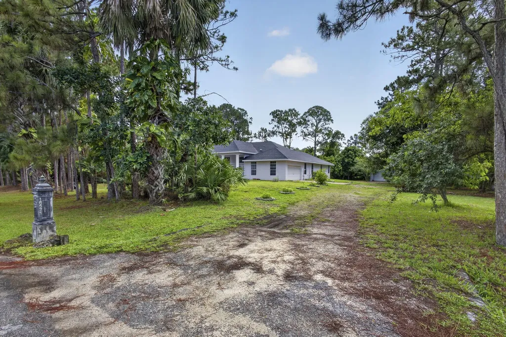 16571 78th Road N The Acreage FL 33470