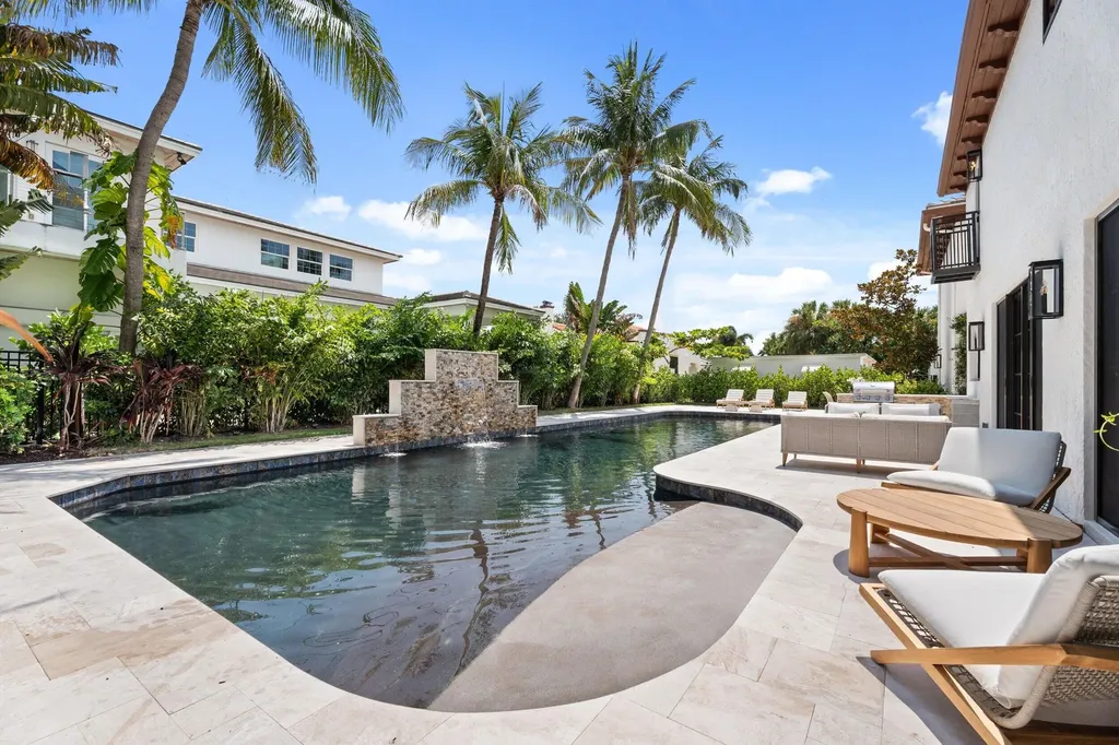 257 E Lakewood Road West Palm Beach FL 33405