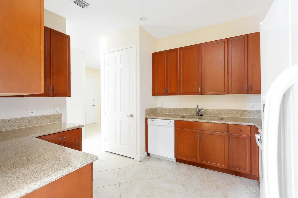 6807 Lakeside Circle N Davie FL 33314