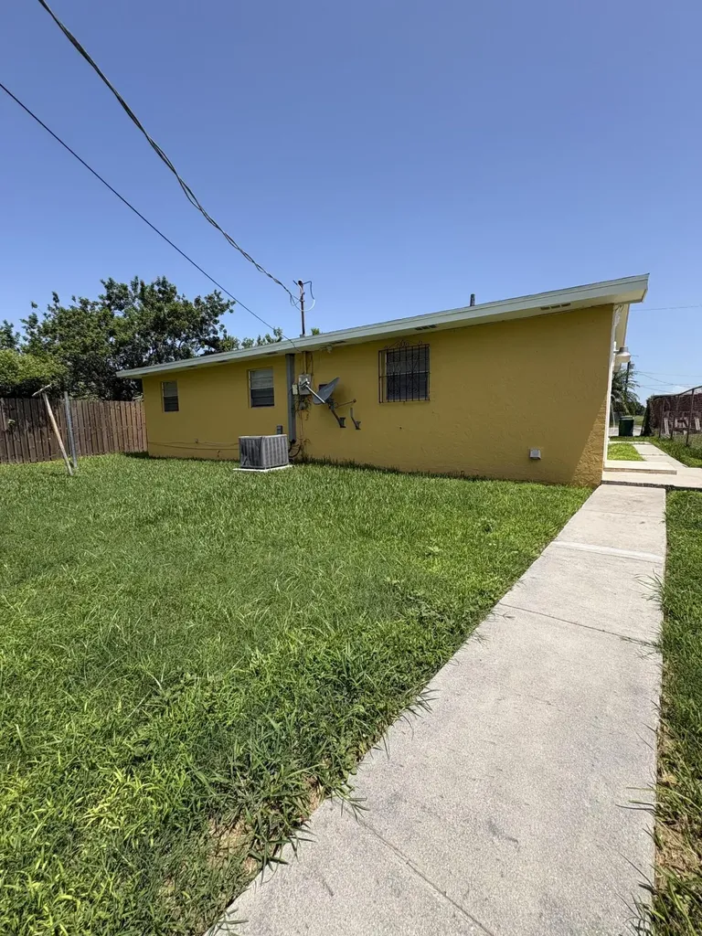 442 N Cocoanut Road Pahokee FL 33476