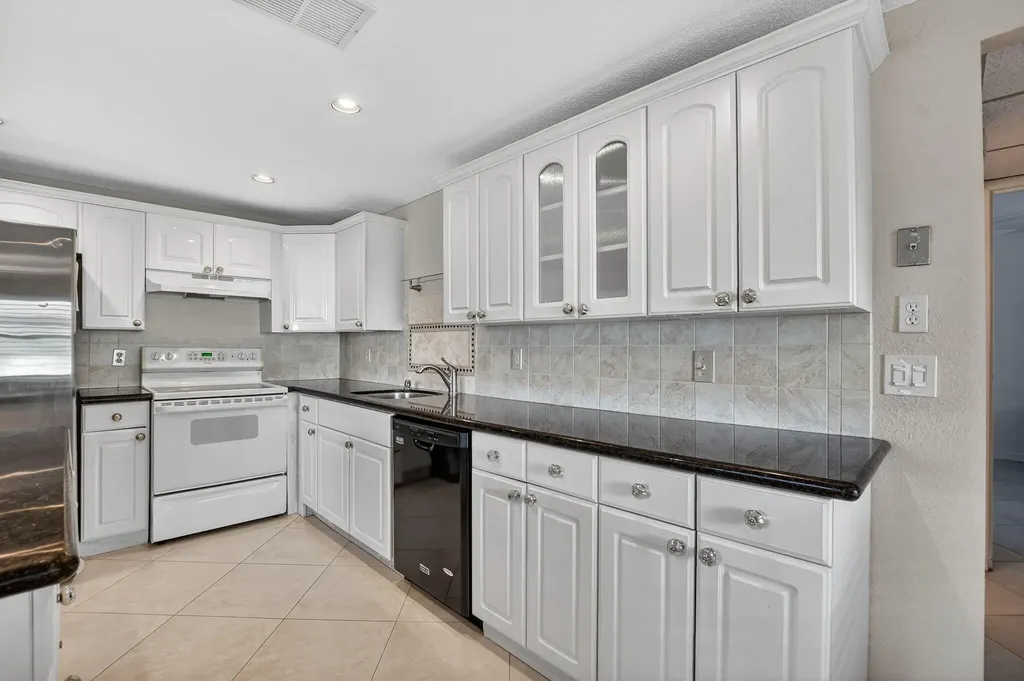 258 Monaco F Delray Beach FL 33446