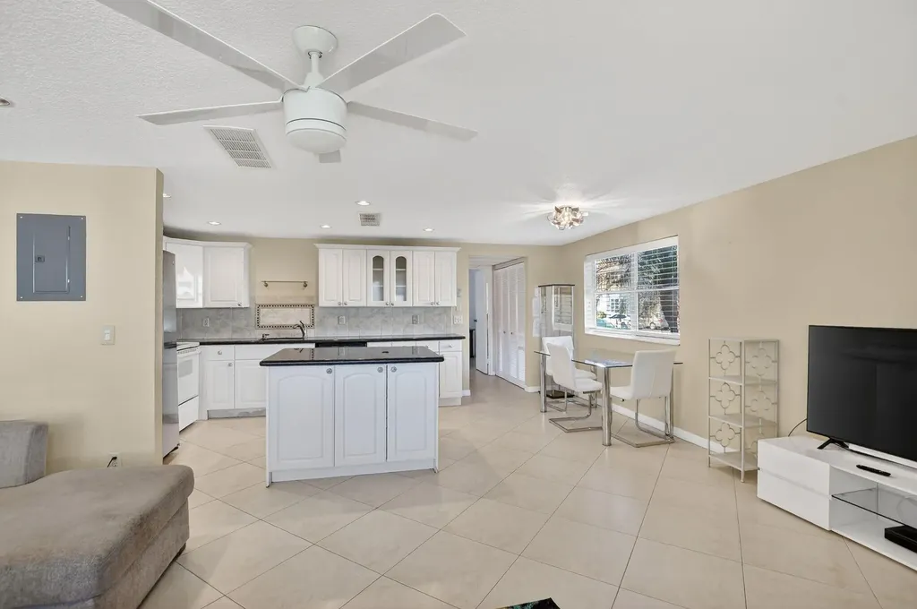 258 Monaco F Delray Beach FL 33446