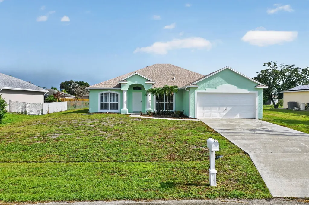 522 SW Mccomb Avenue Port St Lucie FL 34953
